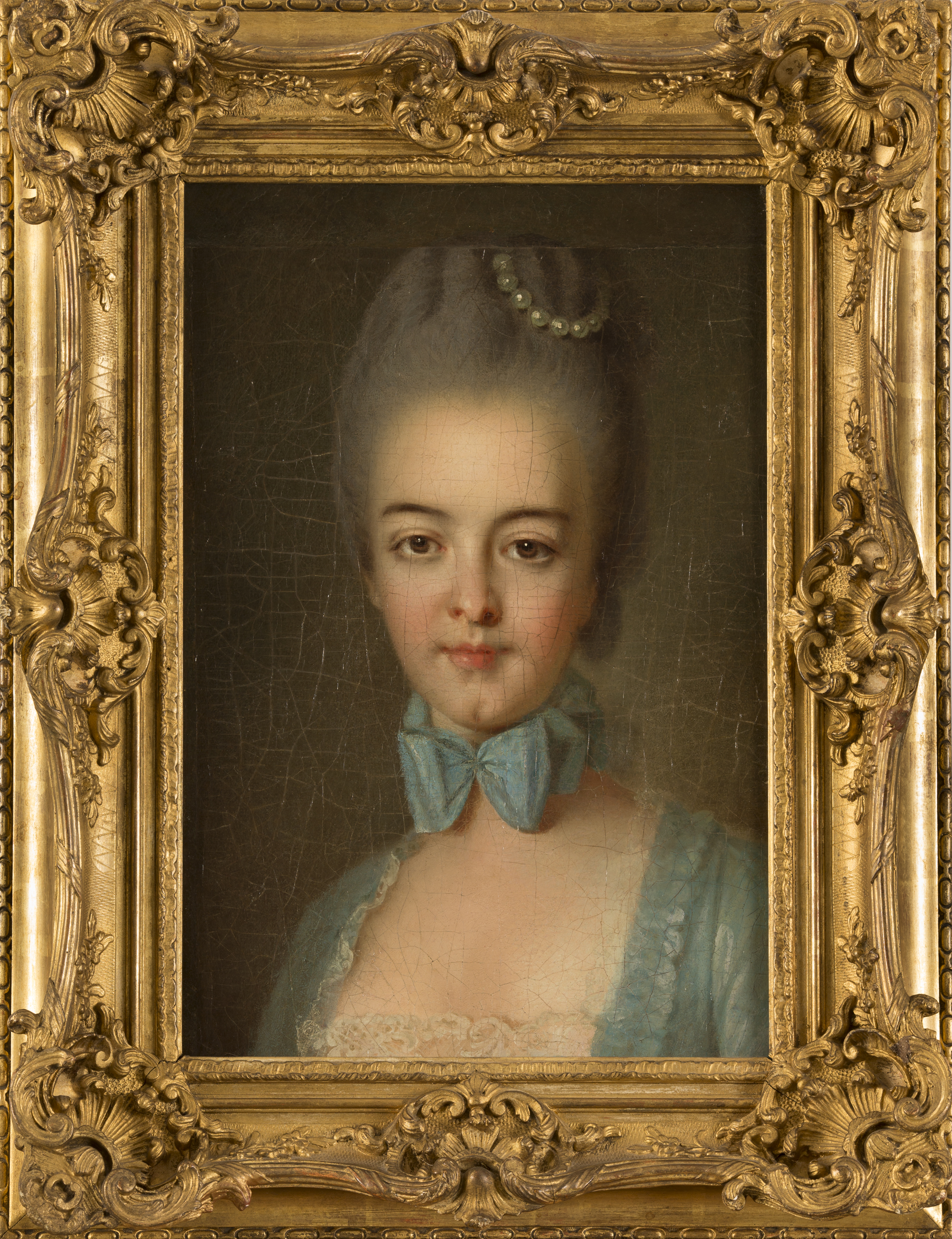 La collection Oulmont, aujourd'hui conservÃ©e au musÃ©e des Avelines, comprend d'abord un ensemble de peintures, majoritairement des portraits (tel un Ã©tonnant portrait d'homme dans un cadre ovale, attribuÃ© Ã&nbsp; LepiciÃ©) ainsi que des objets d'art du XVIIIe siÃ¨cleÂ&nbsp;(comme une tÃªte en marbre reprÃ©sentant Voltaire de Jean-Antoine Houdon ou un petit marbre de Carpeaux dit Le boudeur). Charles Oulmont a Ã©galement fait don de plusieurs piÃ¨ces de mobilier dont un secrÃ©taire Ã&nbsp; abattants et deux vantaux, estampillÃ© RVLC (Roger Vandercruse, dit Roger Lacroix) et 4 fauteuils Louis XV estampillÃ©s Nogaret.